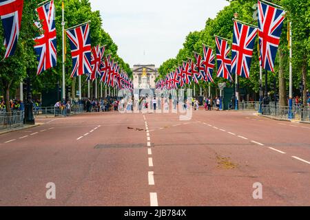 LONDON, Großbritannien - 03. JUNI 2022: Reihen von Unionsflaggen säumen die Mall, die Straße, die zum Buckingham Palace führt,`s Anlass der Feierlichkeiten zum Platin-Jubiläum der Königin Stockfoto